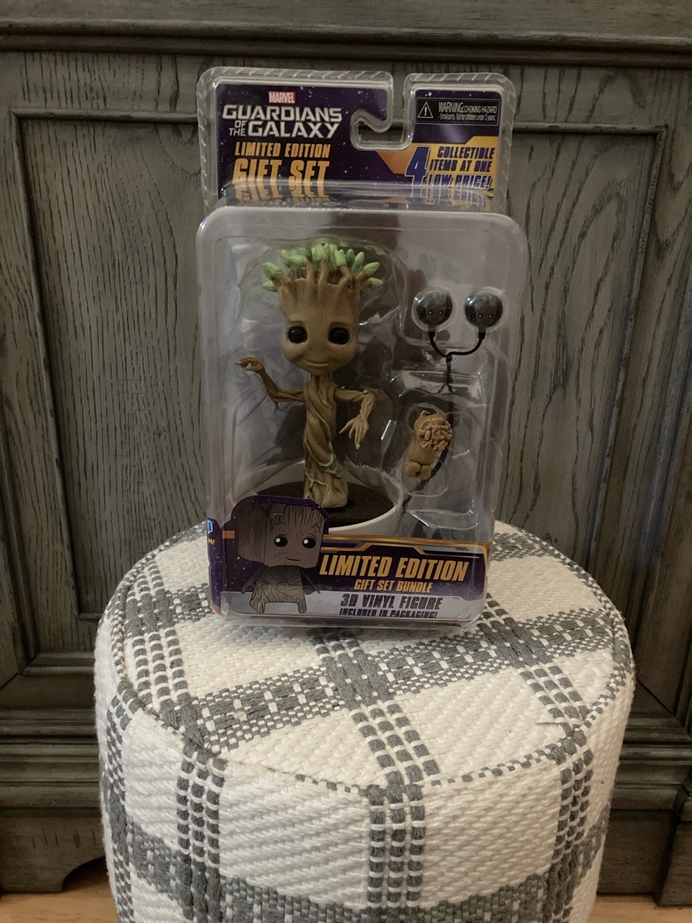 Limited edition groot set with figures and ear buds